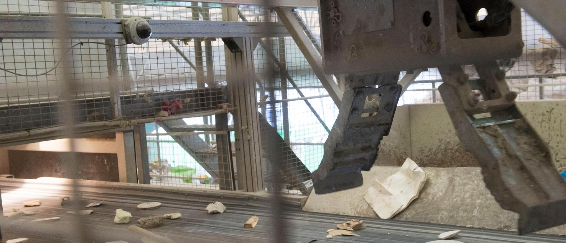 Robotti käsittelee kierrätysmateriaaleja