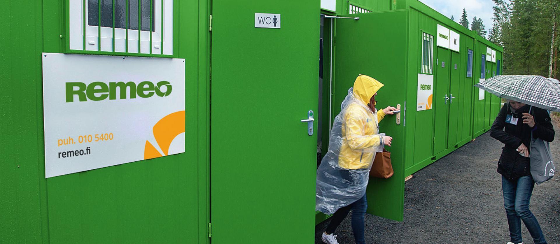Nainen kävelee ulos saniteettitiloista